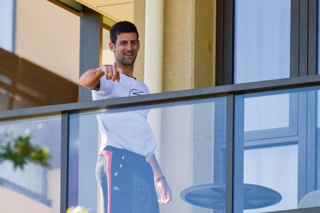 Bị chỉ trích nặng nề, Novak Djokovic viết tâm thư giải thích mình không ích kỷ