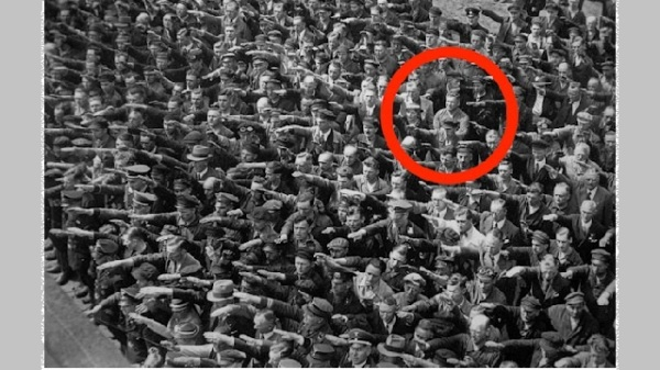Câu chuyện đằng sau bức ảnh nổi tiếng: Người đàn ông khoanh tay không chào Hitler