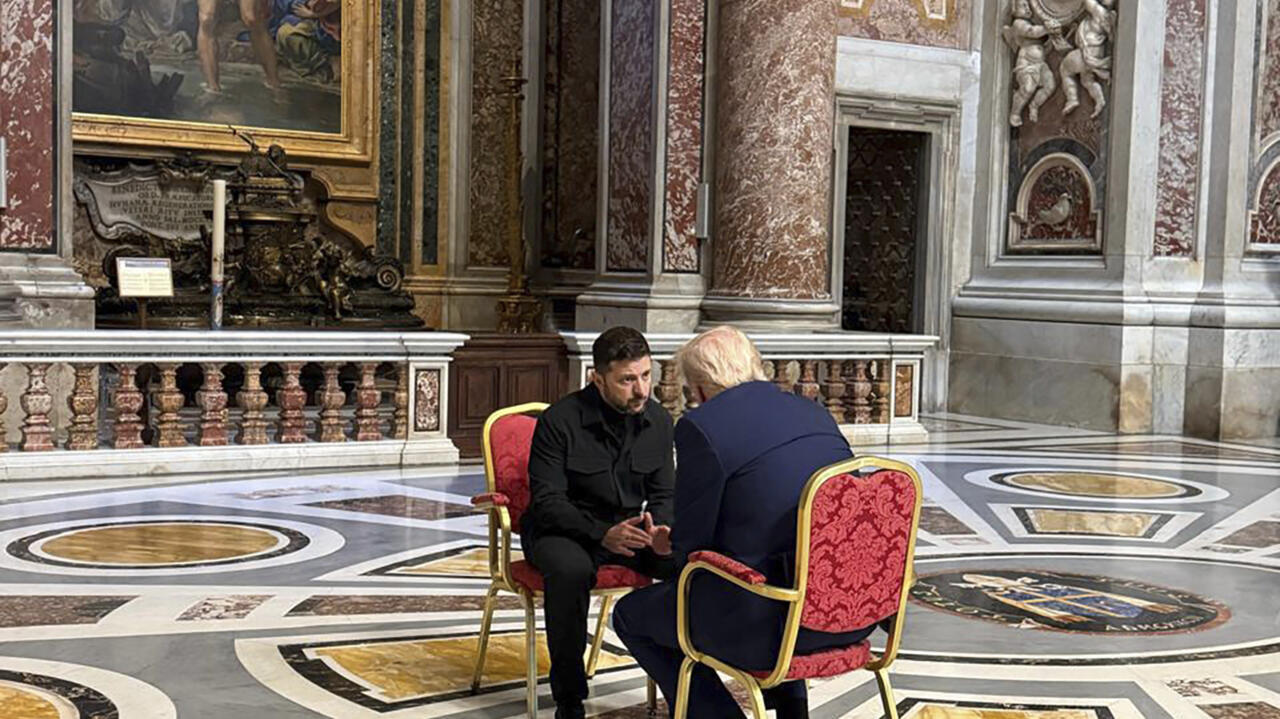 Hai tổng thống Mỹ và Ukraine gặp nhau bên lề thánh lễ an táng giáo hoàng Francis