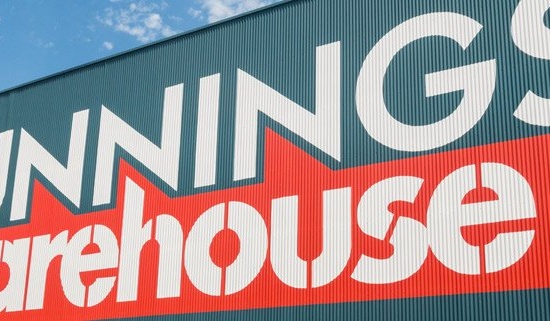 Bunnings, Woolworths kêu gọi khách hàng ở các điểm nóng tại Queensland đeo khẩu trang.