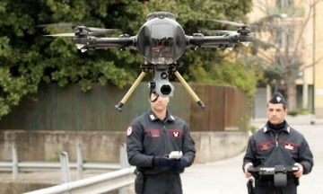 Cảnh sát Italy dùng drone tìm người trốn cách ly