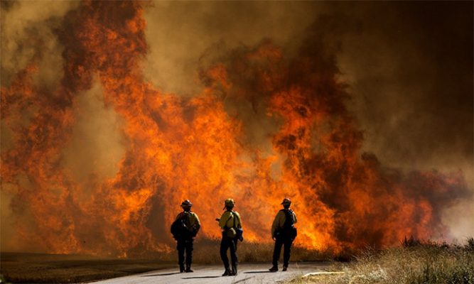 Mỹ đối phó với “thảm họa kép” cháy rừng và bão giữa đại dịch COVID-19