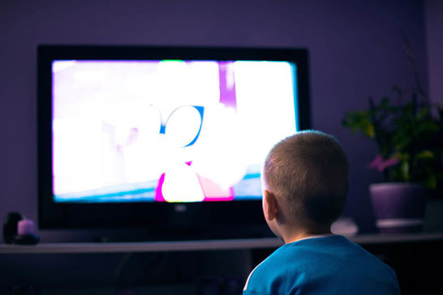 Trẻ em tiếp xúc với TV và máy tính quá nhiều có thể giảm kết quả học tập