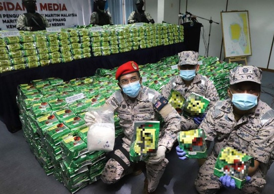 Mã Lai Á (Malaysia) : - Bắt giữ 2 tấn ma túy đá giấu trong các gói trà Trung Quốc.