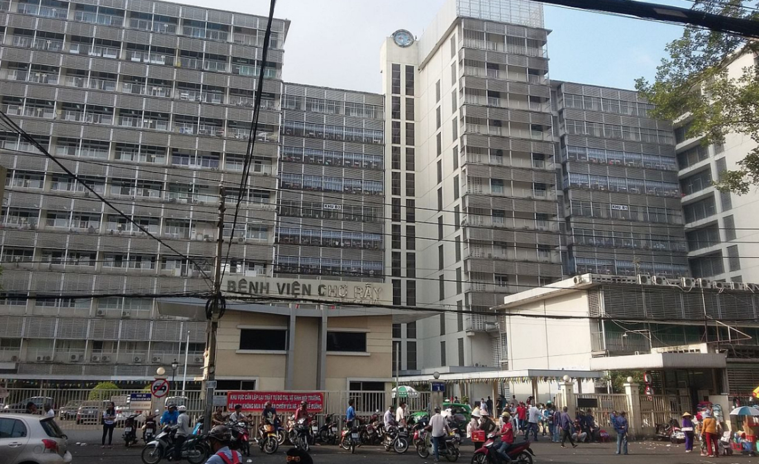 Một khách sạn đối diện Bệnh Viện Chợ Rẫy bị phong tỏa và phun thuốc khử trùng