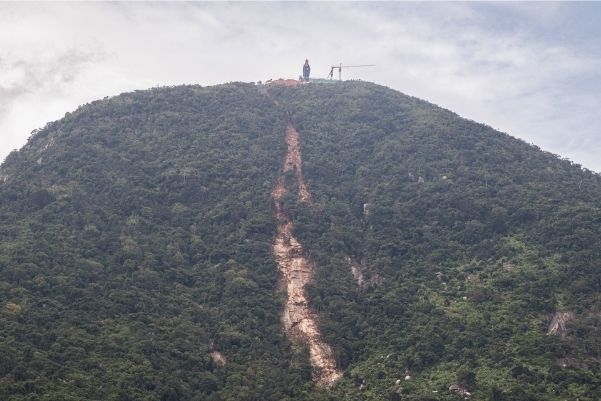 Núi Bà Đen ‘sạt lở’: Do công trình xây dựng trên đỉnh núi