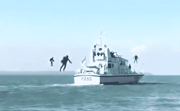 Binh sĩ Anh bay trên biển đột kích tàu địch như Iron Man