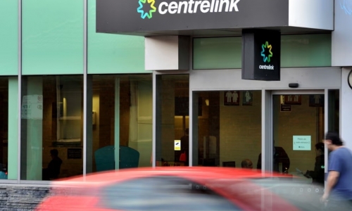 Phân tách mới cho thấy hơn 300.000 người Úc đã bị hủy trợ cấp Centrelink một cách bất hợp pháp