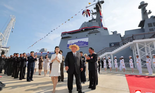 Bắc Hàn: Thấy gì về chế độ Kim Jong-un qua việc tái hạ thủy chiến hạm bị lật úp?