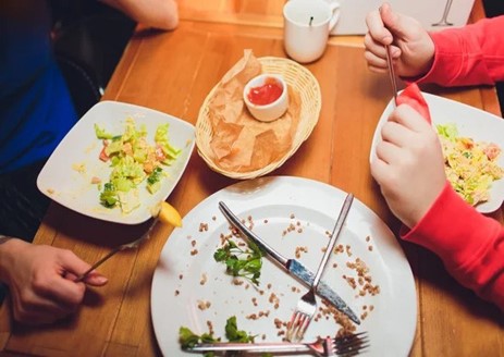 NHỮNG ĐIỀU NÊN LÀM SAU BỮA ĂN TỐI: - Gia đình trò chuyện, thư giãn, uống đủ nước, đi bộ... đem lại sức khỏe, niềm vui và hạnh phúc.