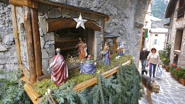 Hang đá Giáng sinh tại Pháp: Khi biểu tượng tôn giáo bị chính trị hóa