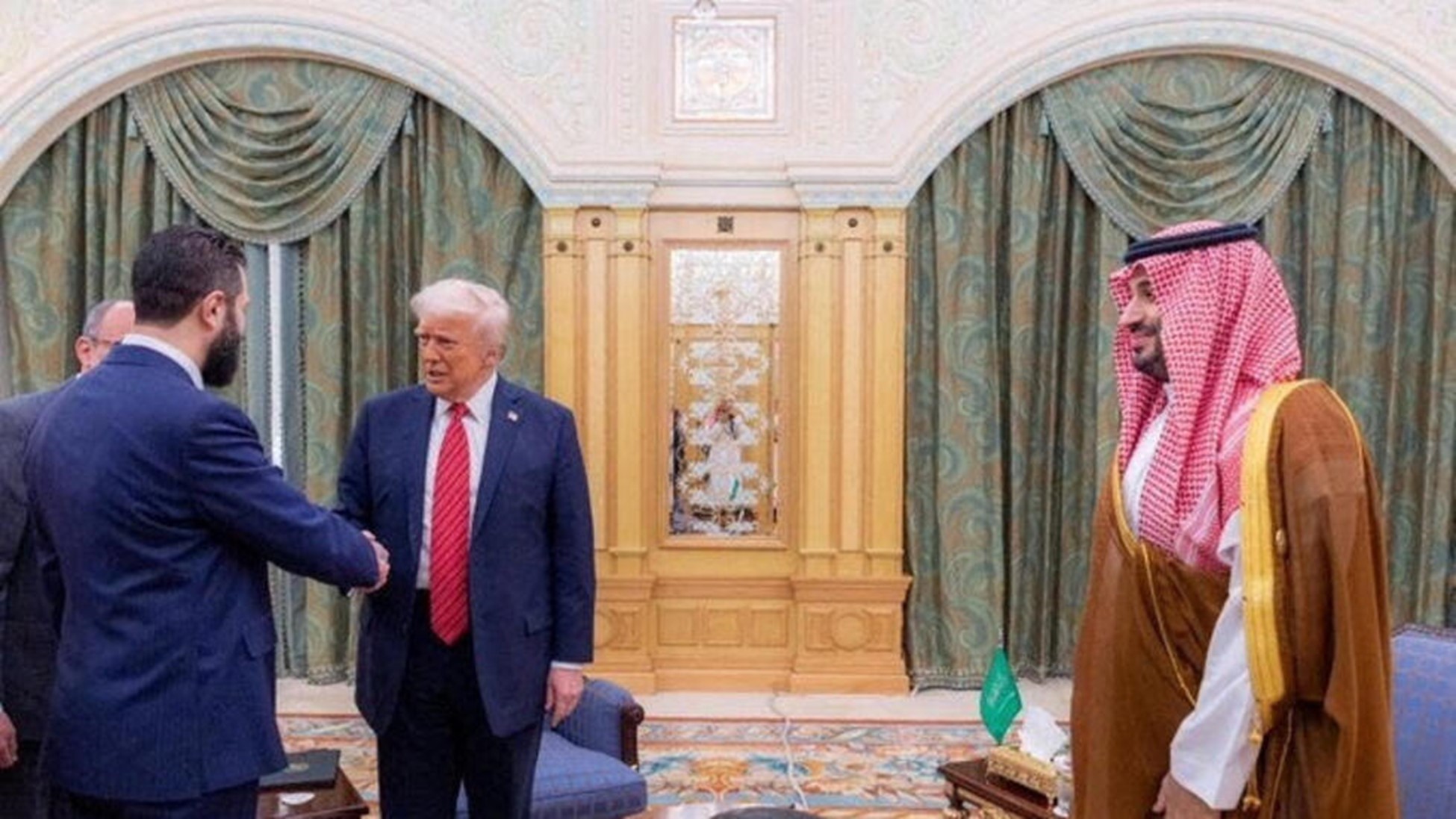 Tổng thống Mỹ Donald Trump gặp Tổng Thống Syria Al Sharaa tại Ả Rập Saudi sau khi dỡ lệnh trừng phạt Damas