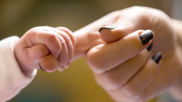 Đột phá y học: Trẻ chào đời không bệnh di truyền nhờ ADN từ ba người