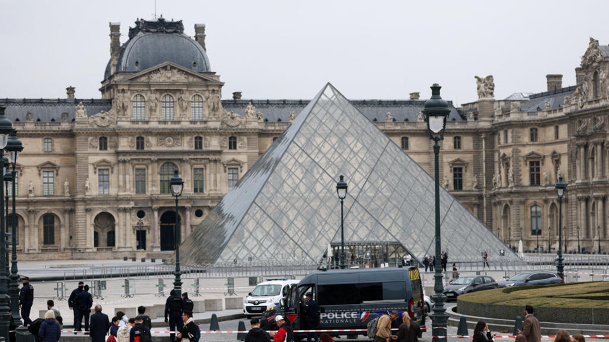 Bảo tàng Louvre bị trộm : Tám báu vật vô giá bị đánh cắp