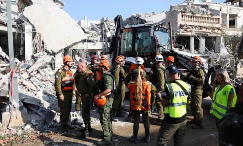 Iran tấn công trả đũa Israel bằng hơn 150 hỏa tiễn, khu vực bộ Quốc Phòng ở Tel Aviv bị oanh kích