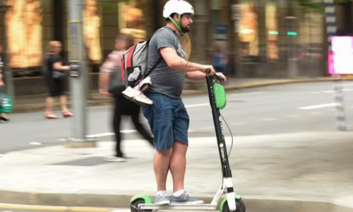 Tai nạn e-scooter gia tăng: nhiều lời kêu gọi luật đồng bộ và kiểm soát nghiêm ngặt hơn