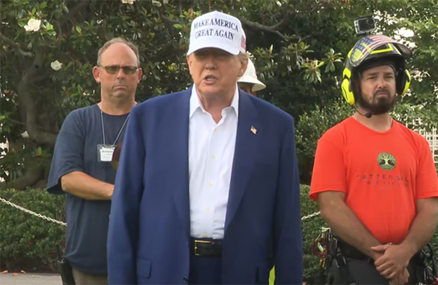 Trump nói Powell “ngu ngốc” vì không hạ lãi suất