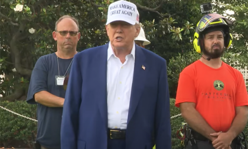 Trump nói Powell “ngu ngốc” vì không hạ lãi suất