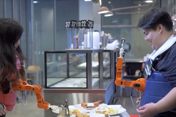 Độc đáo cánh tay robot đút thức ăn cho người
