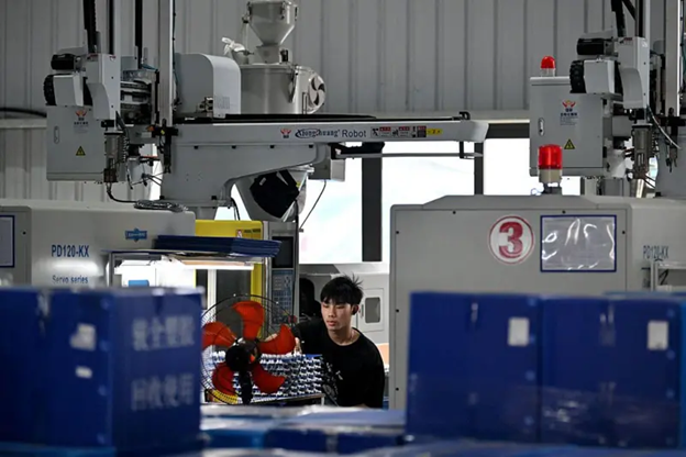 Thách thức nào chờ đón Việt Nam khi nội tệ giảm giá, quan thuế tăng?