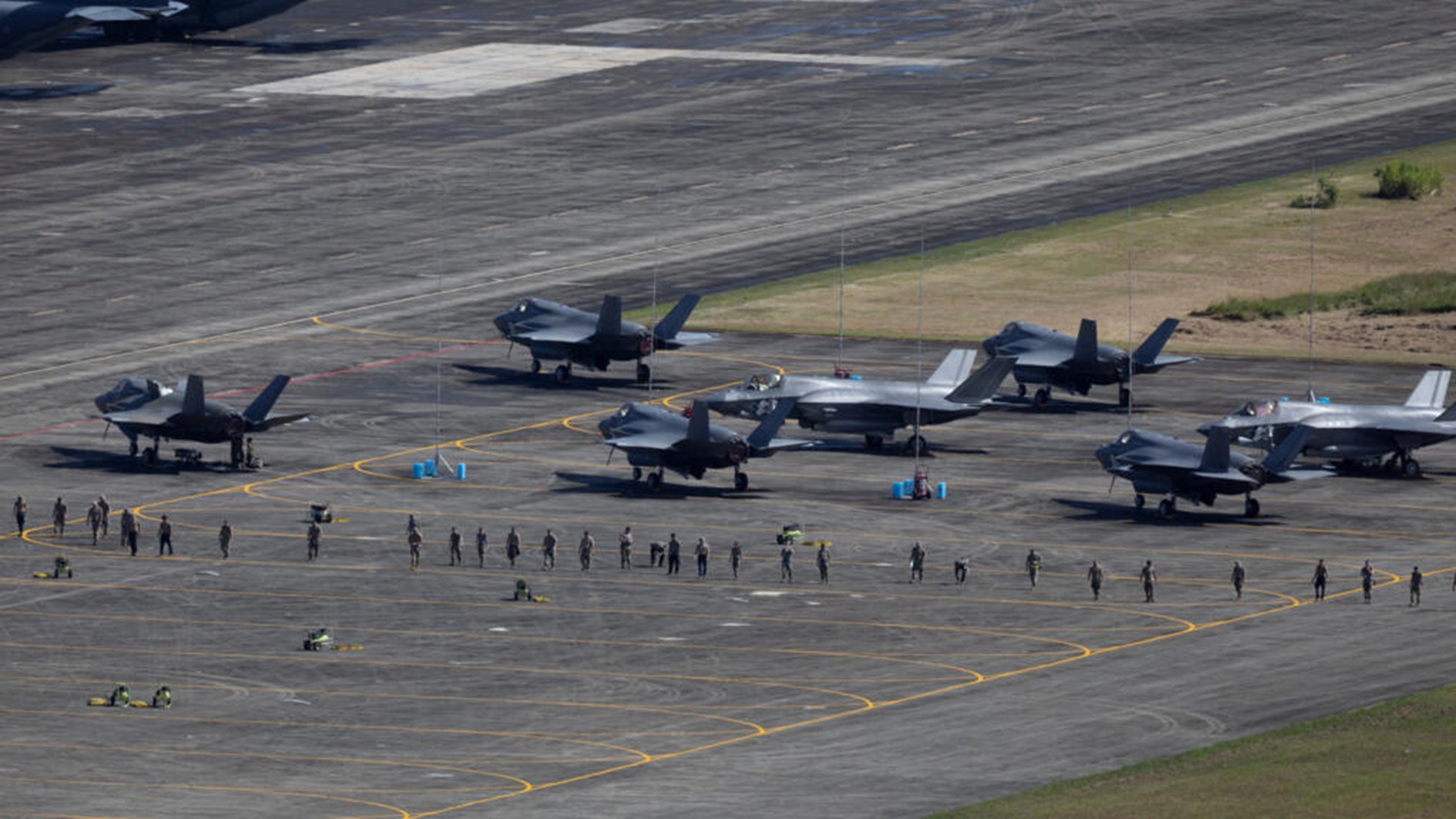 Tổng thống Mỹ triển khai hạm đội hùng hậu ở vịnh Caribê, kêu gọi lãnh đạo Venezuela từ chức