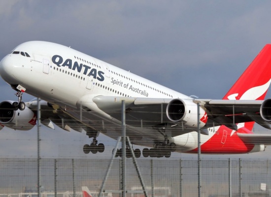 Hãng hàng không Qantas hoãn kế hoạch bay quốc tế tới cuối năm 2021