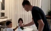Ronaldo dạy con cách rửa tay