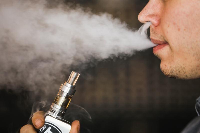 Tinh dầu trong thuốc lá điện tử gây hại cho hệ hô hấp